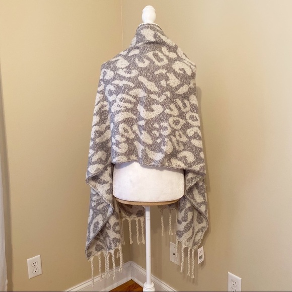 New Directions NWT Fringe Leopard Gray Scarf Wrap - Picture 5 of 12